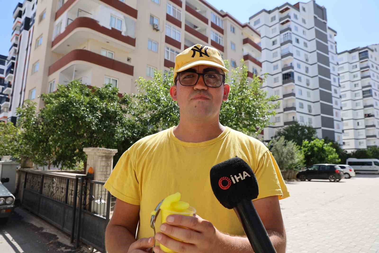 Sar alvarl Adanal, scakta sokak sokak limon dondurmas satyor
