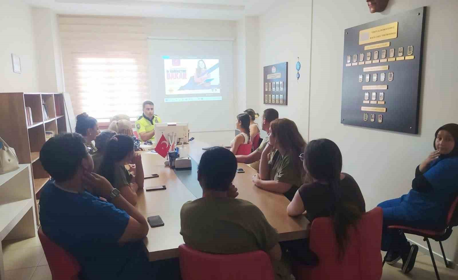 Mersin&rsquo;de &ouml;ğrencilere ve bakım merkezi &ccedil;alışanlarına trafik g&uuml;venliği eğitimi verildi

