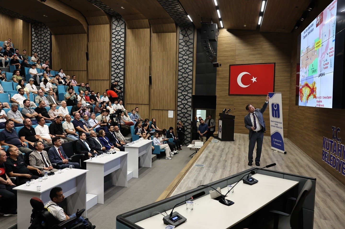 Japon Uzman Moriwaki, Kütahya’da deprem semineri verdi