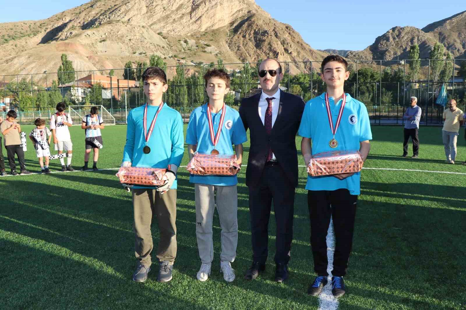 Oltu&rsquo;da Yaz Kur&rsquo;an Kursları Futbol Turnuvası sona erdi
