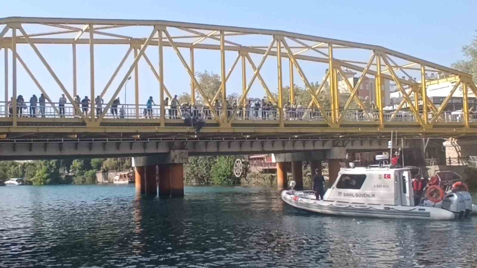 K&ouml;pr&uuml;ye &ccedil;ıkan şahsı &Ouml;zel G&uuml;venlik g&ouml;revlileri vazge&ccedil;irdi
