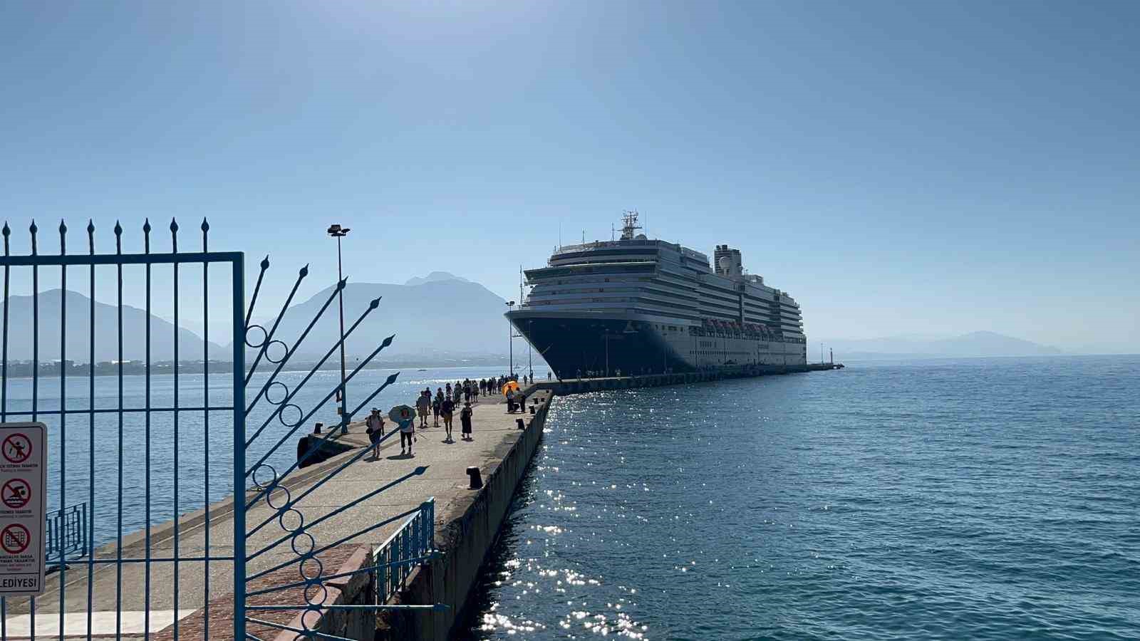 Hollanda bandıralı 2 bin 110 yolcu 784 mürettebatlı kruvaziyer gemisi Alanya’ya ulaştı