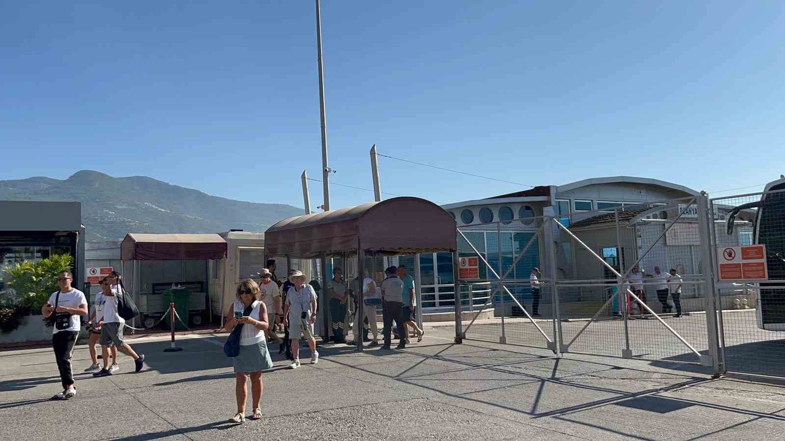 Hollanda bandıralı 2 bin 110 yolcu 784 m&uuml;rettebatlı kruvaziyer gemisi Alanya&rsquo;ya ulaştı
