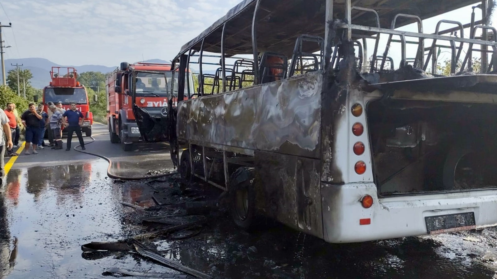 Sakarya’da işçi servisi alev topuna döndü