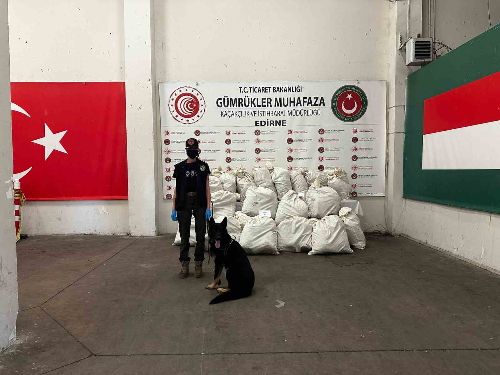 Kapıkule’de 245 kilo esrar ele geçirildi: 2 gözaltı