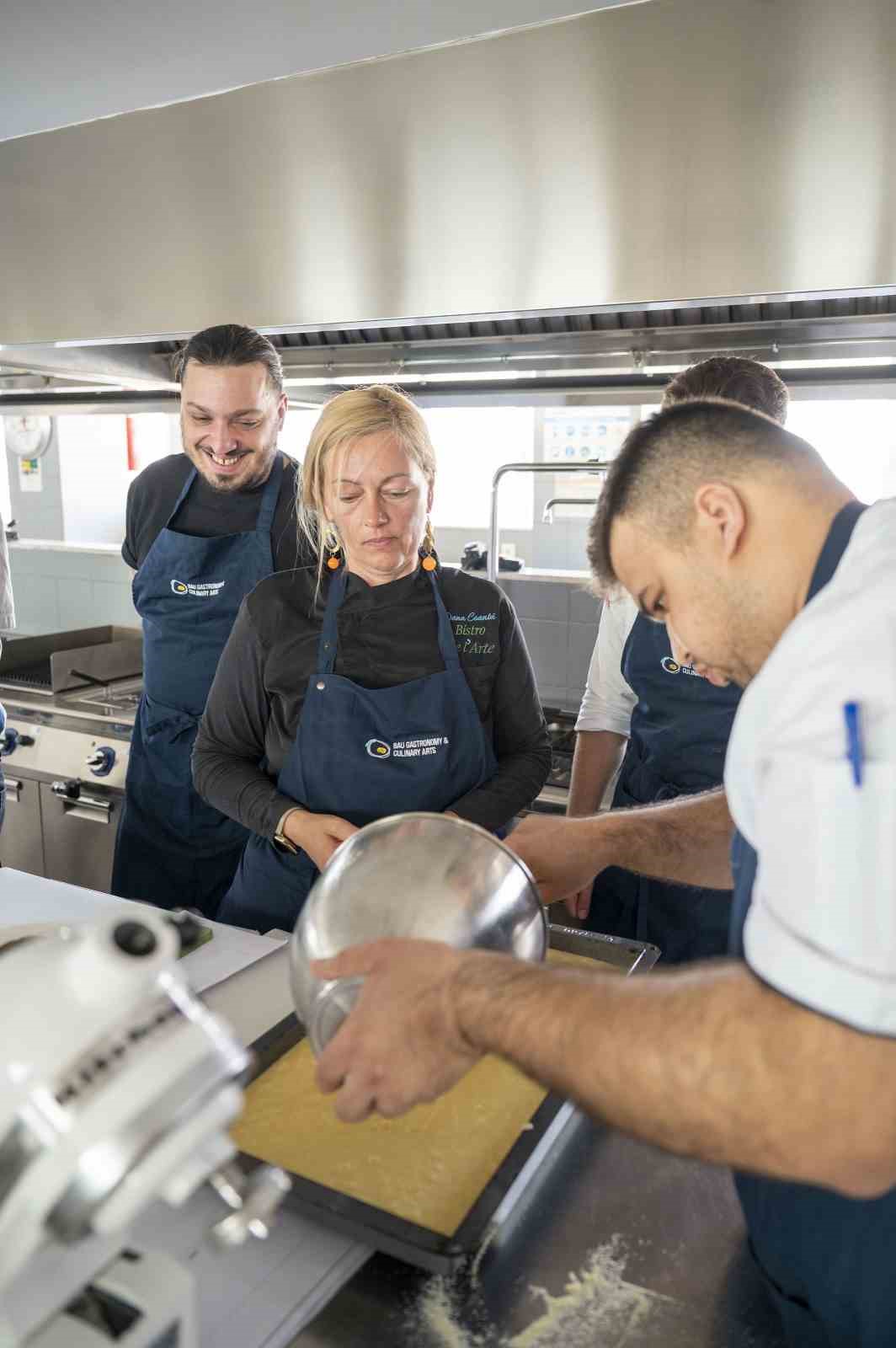 Romanyalı ve T&uuml;rk şefler İstanbul&rsquo;da gastronomi i&ccedil;in buluştu
