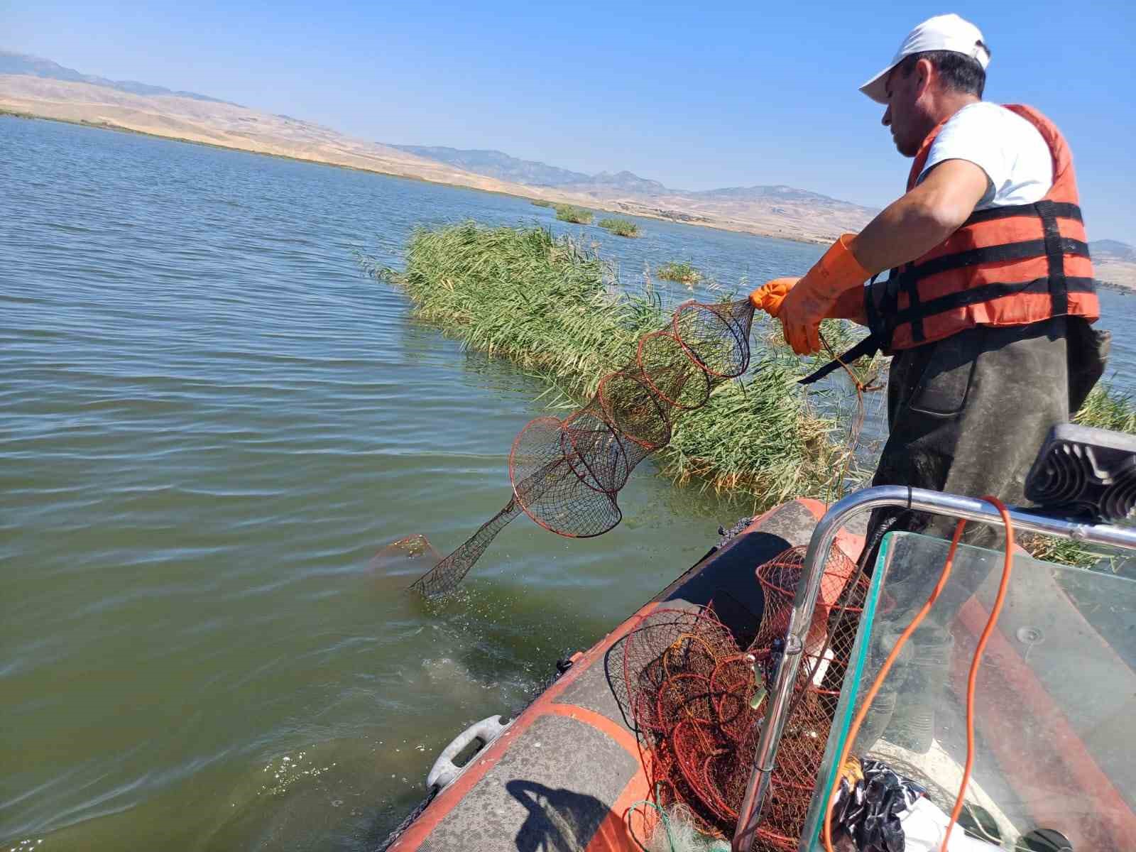 Çorum’da baraj gölünde kaçak avlanan 4 şahsa ceza