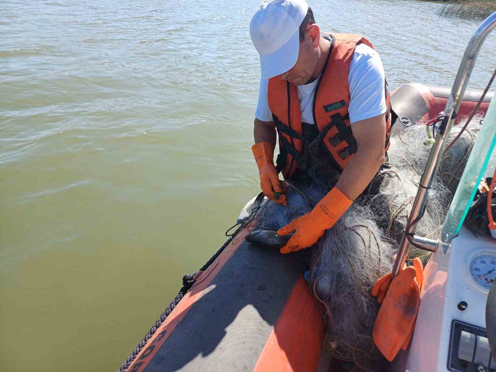 &Ccedil;orum&rsquo;da baraj g&ouml;l&uuml;nde ka&ccedil;ak avlanan 4 şahsa ceza
