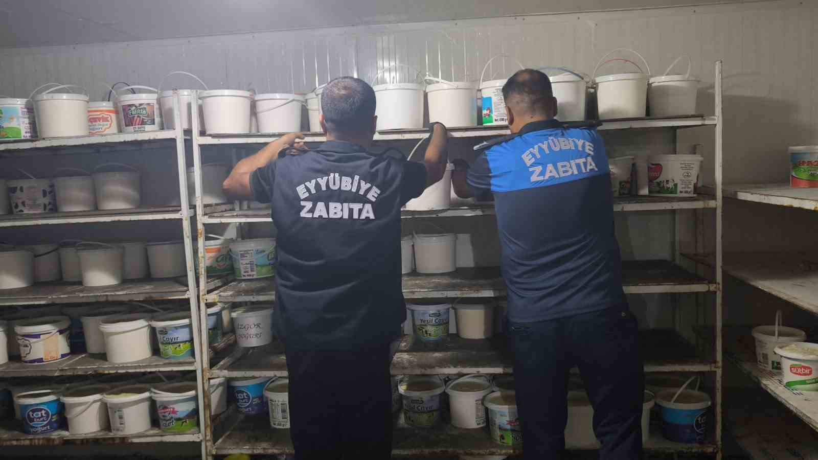 Şanlıurfa&rsquo;da zabıtadan s&uuml;t &uuml;r&uuml;nleri imalathanesine baskın
