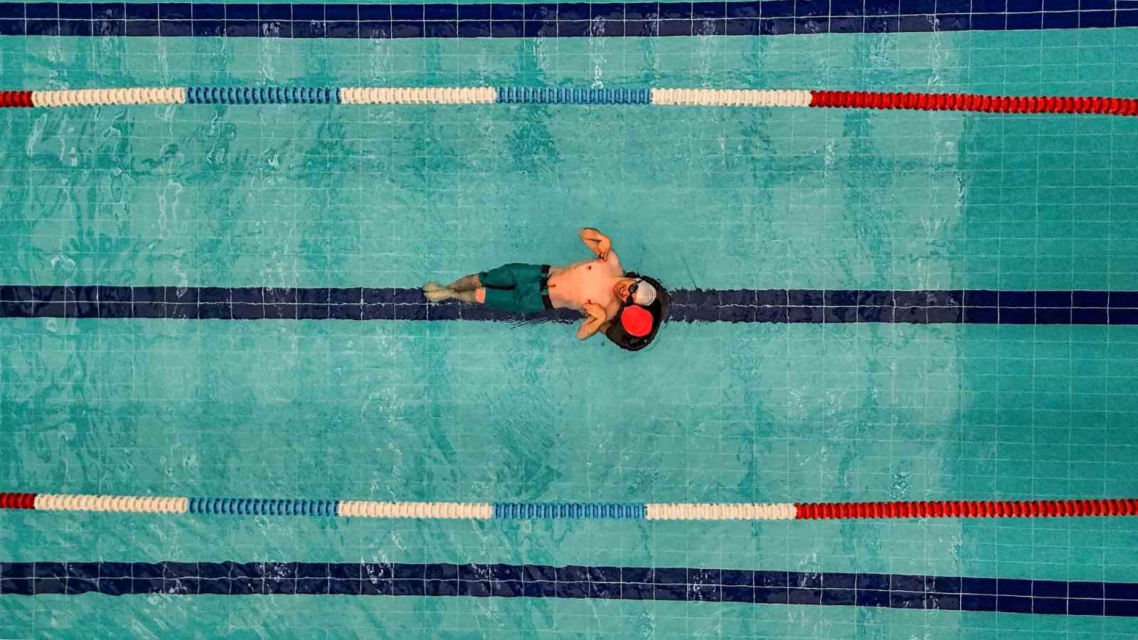 Engelleri bir bir aştı, boynuyla yüzerek şampiyon oldu