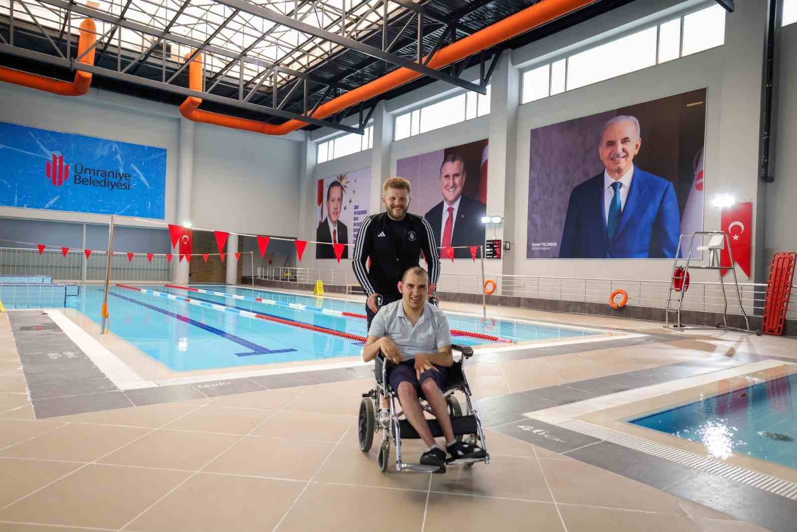 Engelleri bir bir aştı, boynuyla y&uuml;zerek şampiyon oldu
