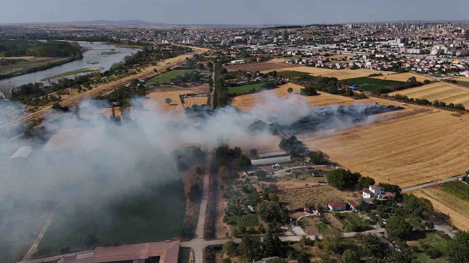 Edirne&rsquo;de anız yangını ahırlara sı&ccedil;ramadan s&ouml;nd&uuml;r&uuml;ld&uuml;
