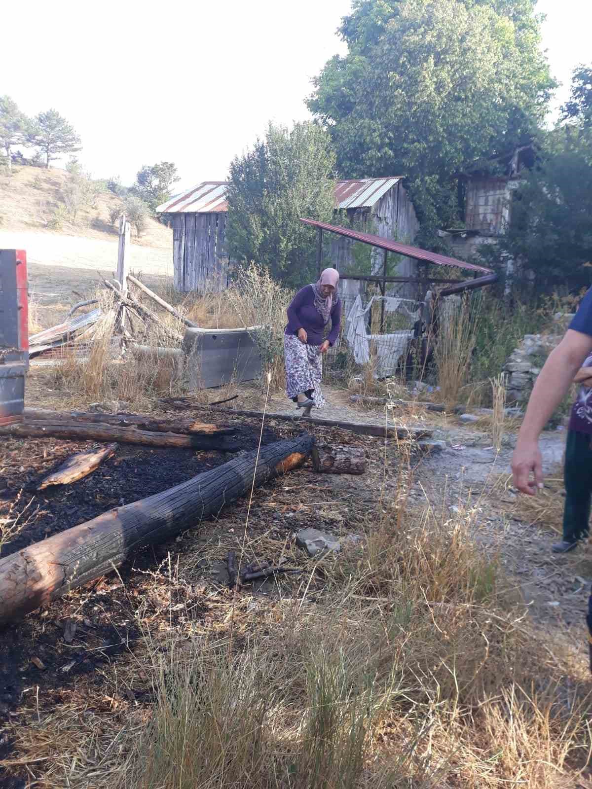Otluk arazide &ccedil;ıkan yangın b&uuml;y&uuml;meden s&ouml;nd&uuml;r&uuml;ld&uuml;
