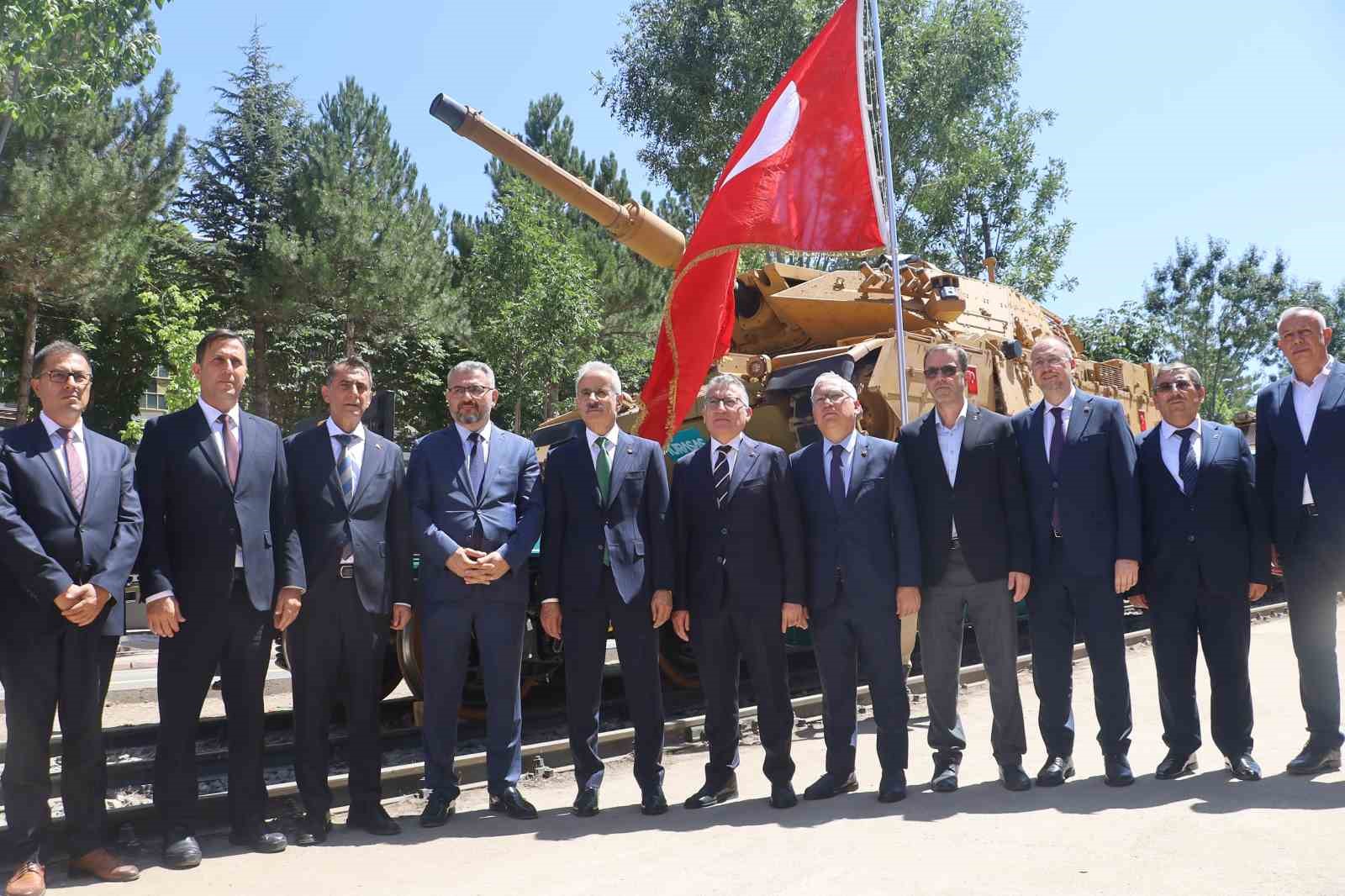 &Uuml;retimi tamamlanan yerli ve milli, UAIS tipi askeri ara&ccedil; taşıma vagonlarının ilk teslimatı yapıldı
