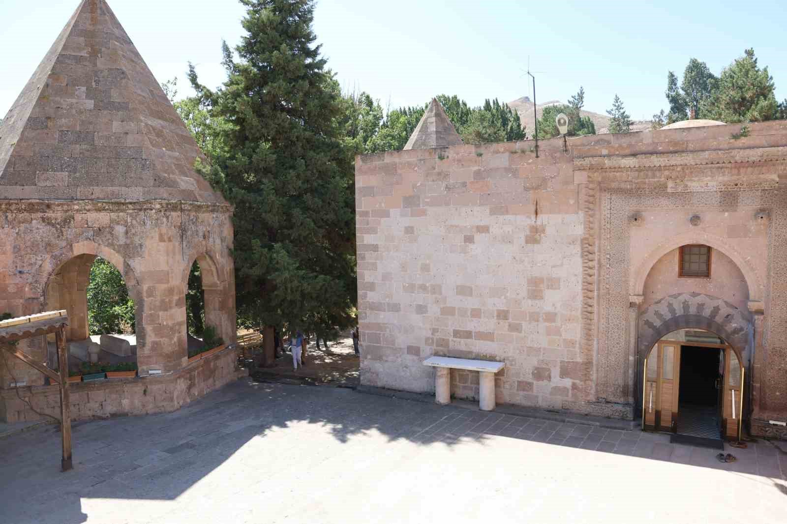 Muhtar, müzedeki mihrap ve minberin geri getirilmesini istiyor