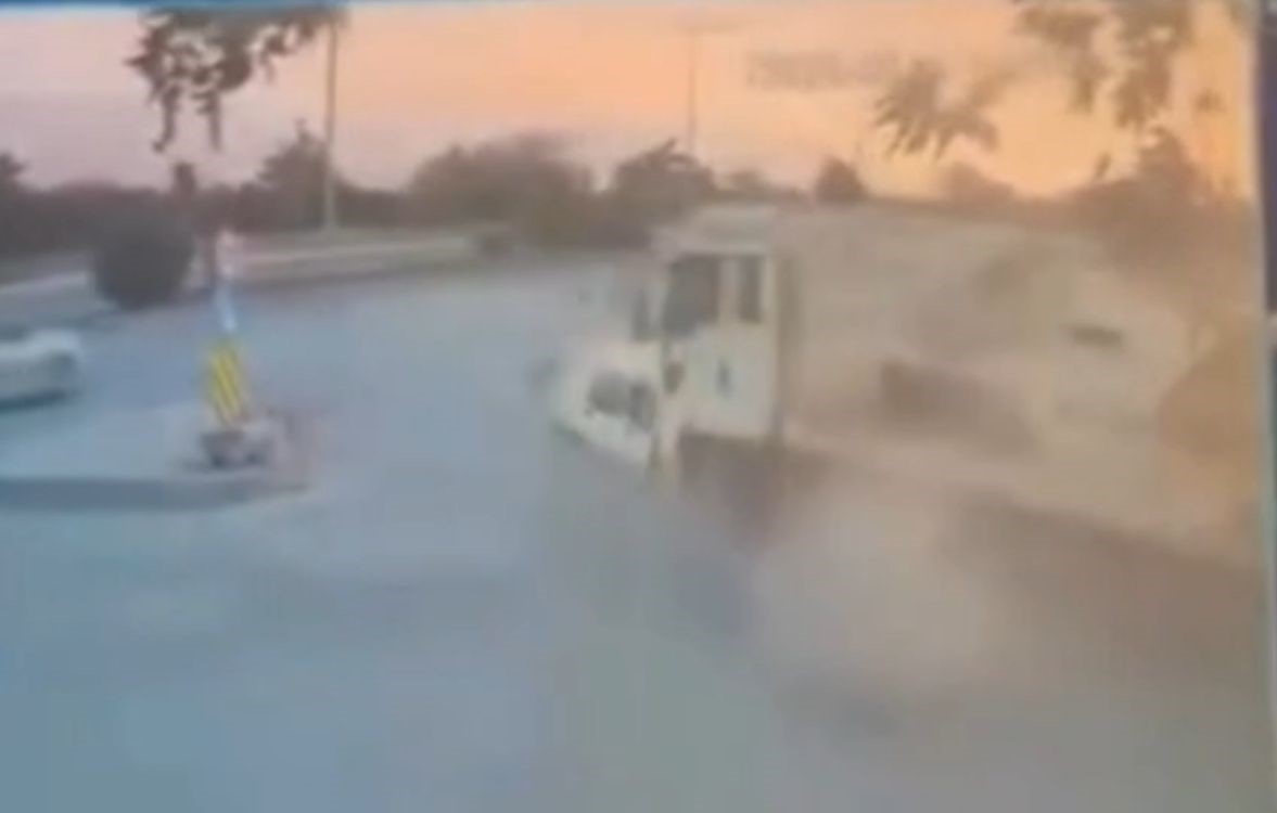 Freni boşalan tır, otomobili böyle sürükledi: O anlar kamerada