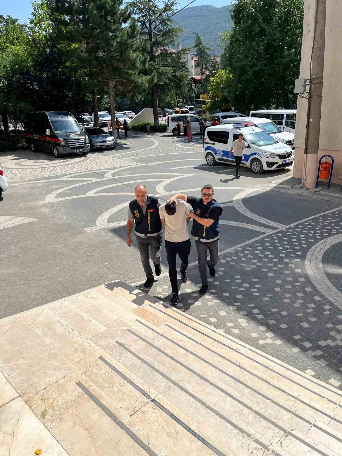 Akşehir’de uyuşturucu operasyonu: 3 gözaltı, 1 tutuklama