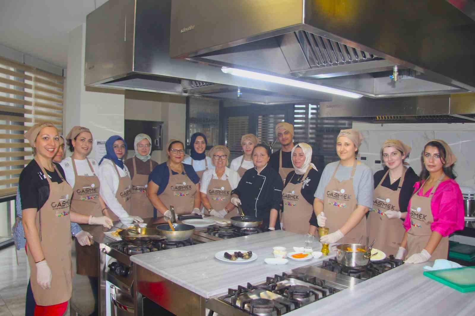 Kadınlar dünya mutfağının inceliklerini öğreniyor