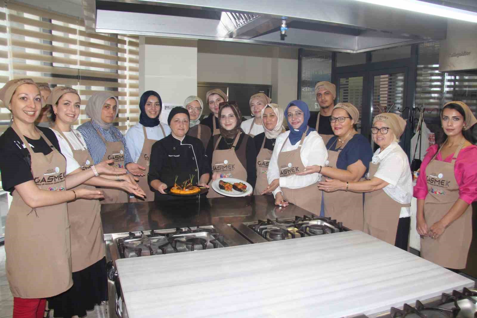 Kadnlar dnya mutfann inceliklerini reniyor
