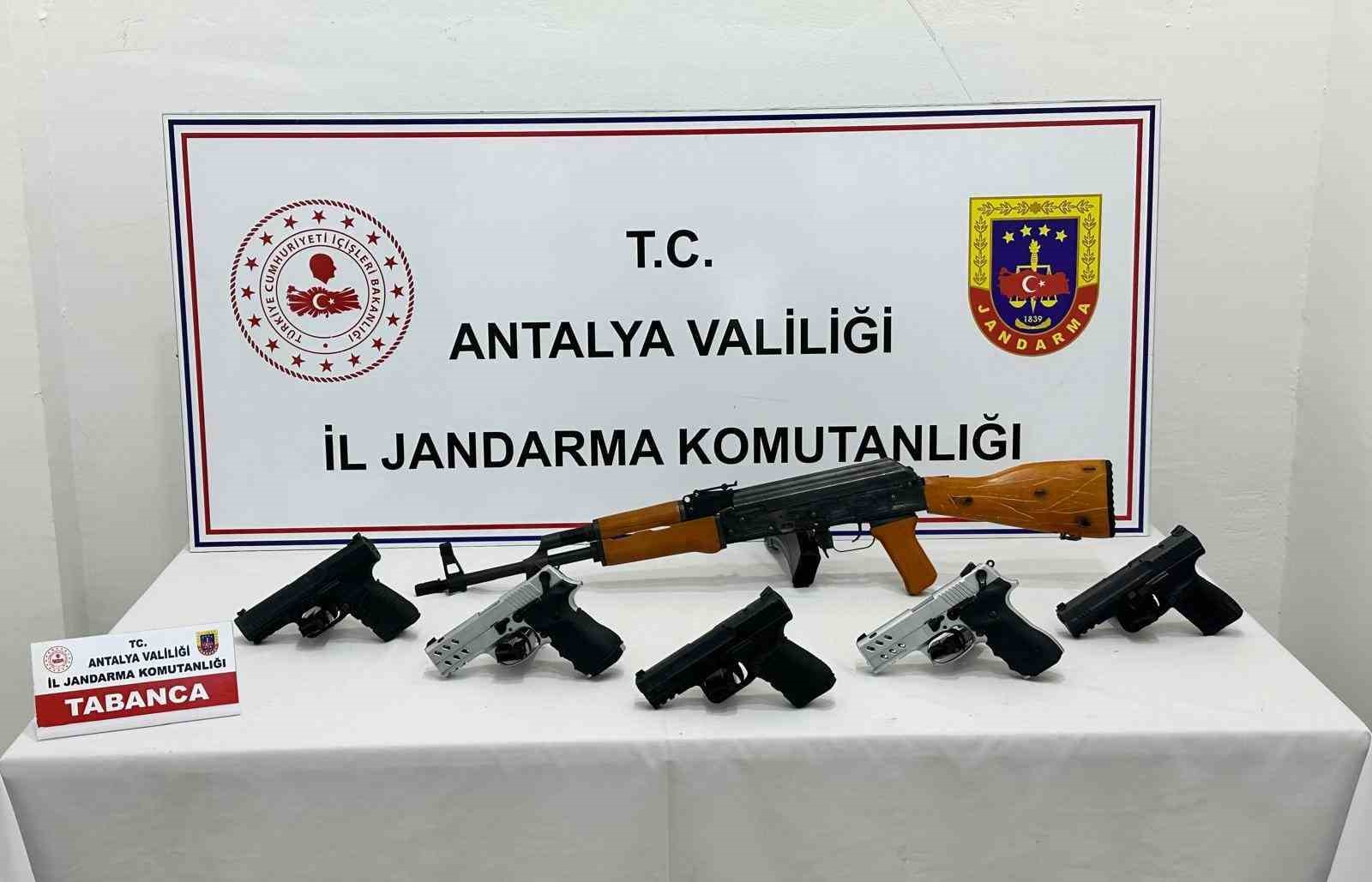Jandarmadan ruhsatsız silah operasyonu: 5 tabanca ele geçirildi