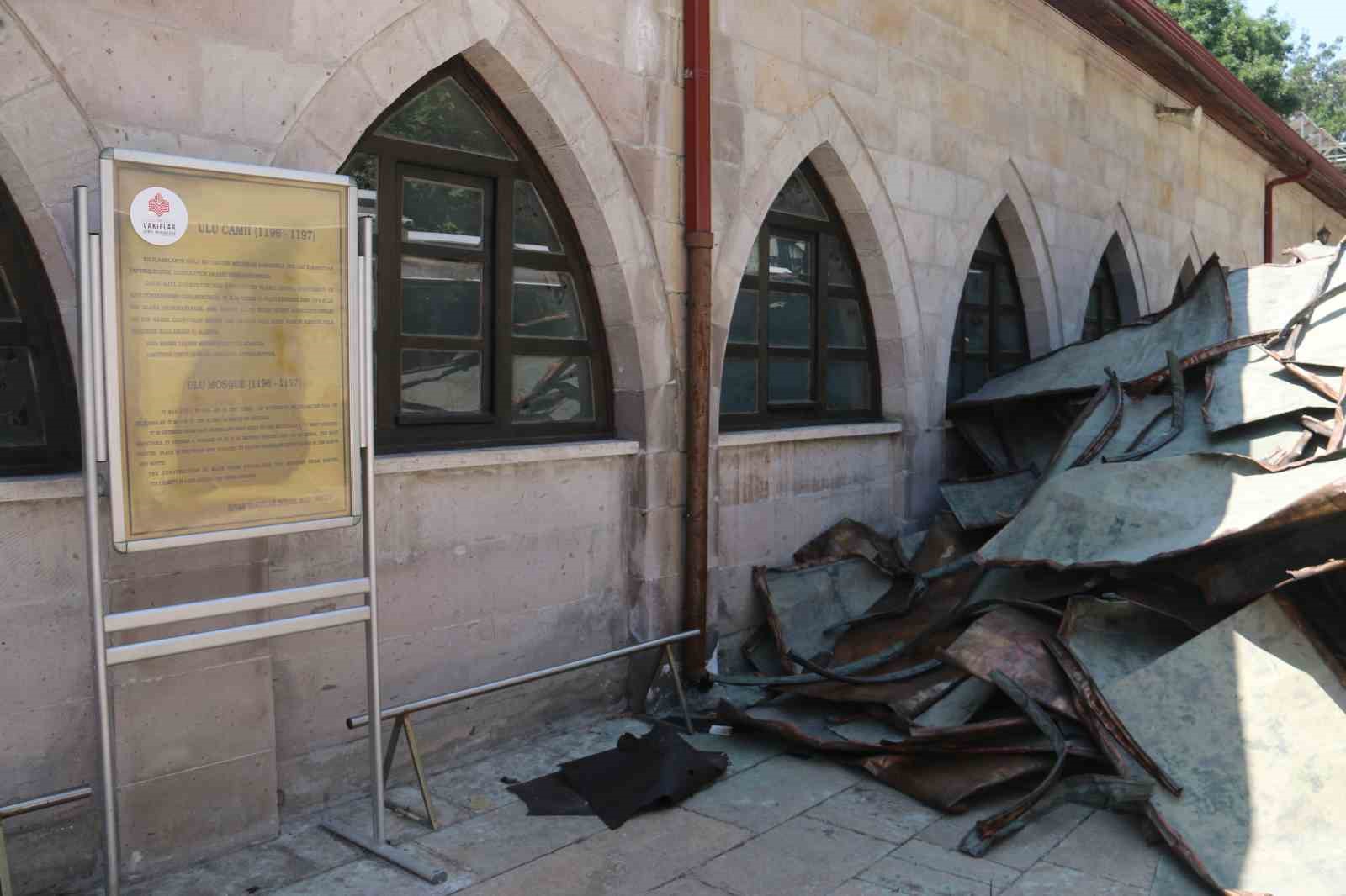 832 yıllık camide sessiz cuma
