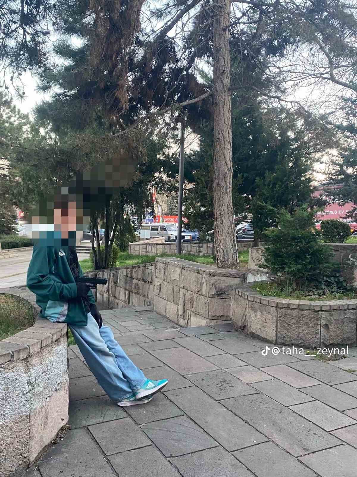 Ankara’da laf atma ve taciz iddiası nedeniyle çıkan bıçaklı kavgada 1 kişi hayatını kaybetti, 4 kişi tutuklandı
