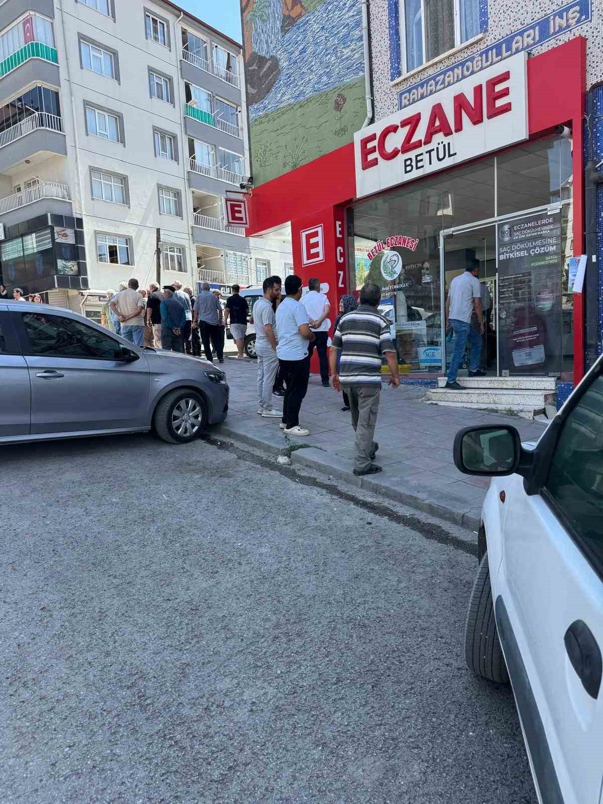 Ankara’da kontrolden çıkan otomobil eczaneye çarparak durabildi