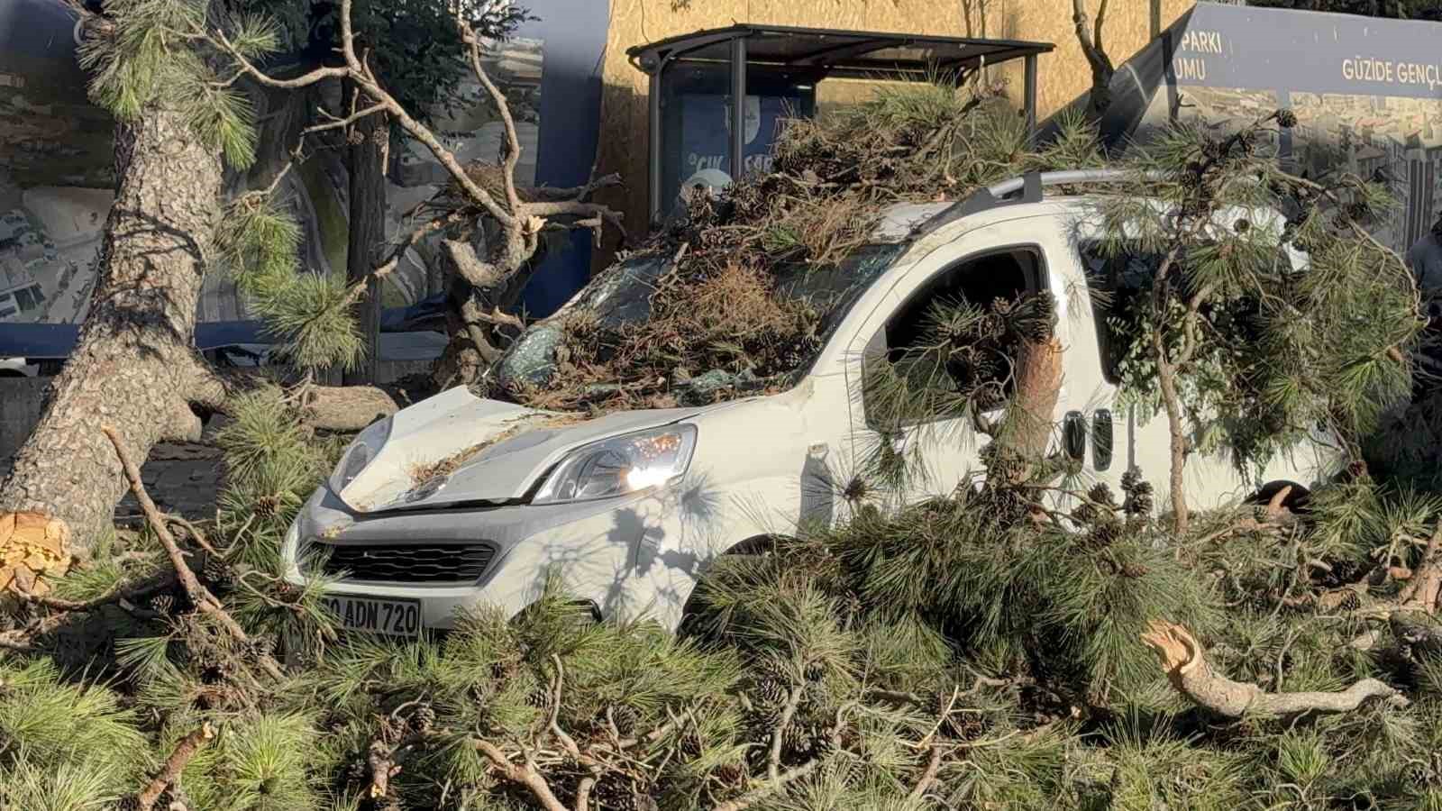 Aracıyla düz yolda giderken kabusu yaşadı