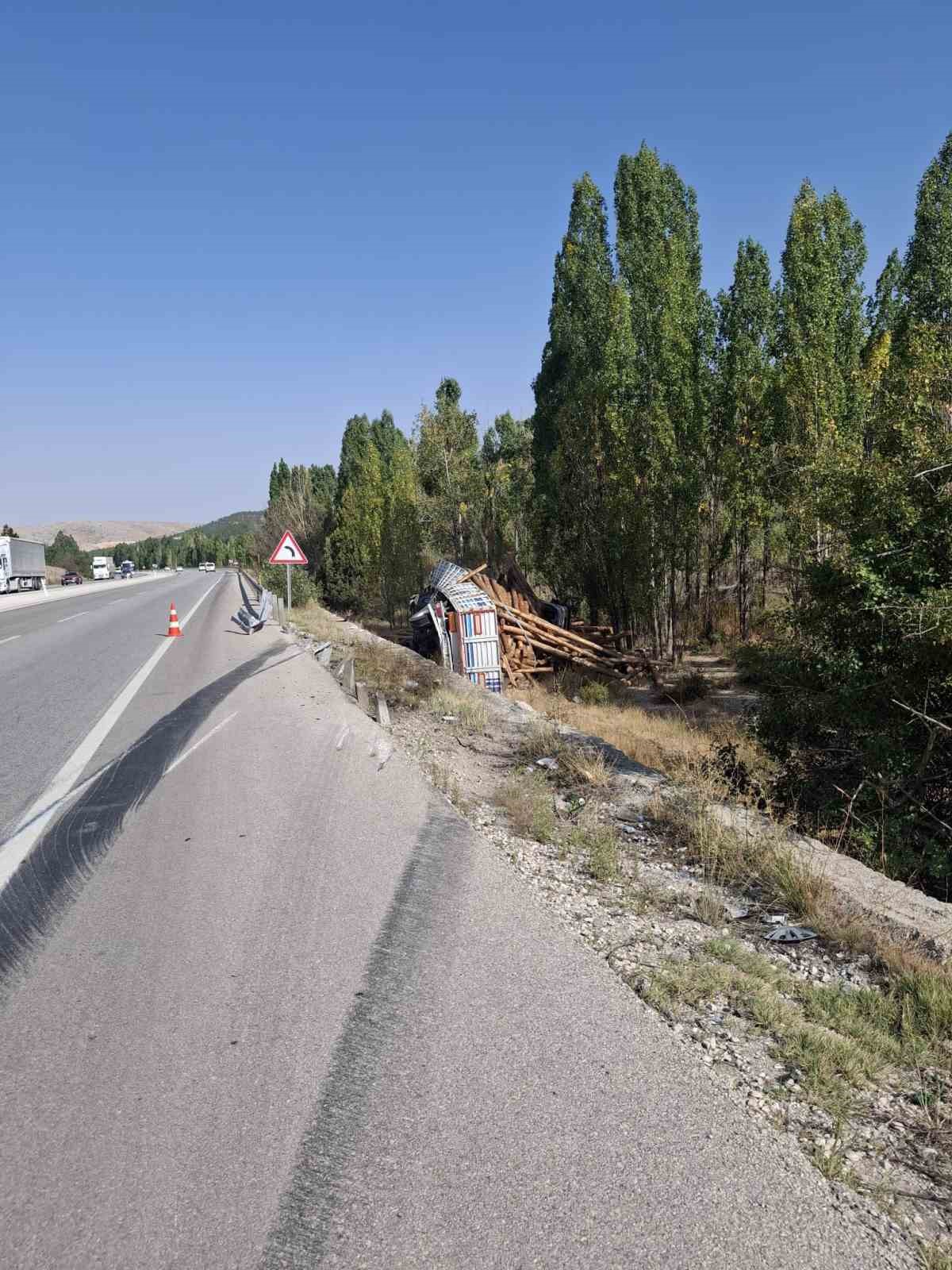 Konya’da mermer blok ve tomruk taşıyan tırlar devrildi: 2 yaralı
