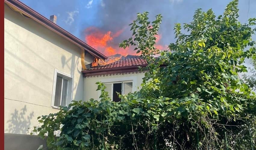 Zonguldak’ta evin önce bahçesinde, sonra çatısında çıkan yangın korkuttu
