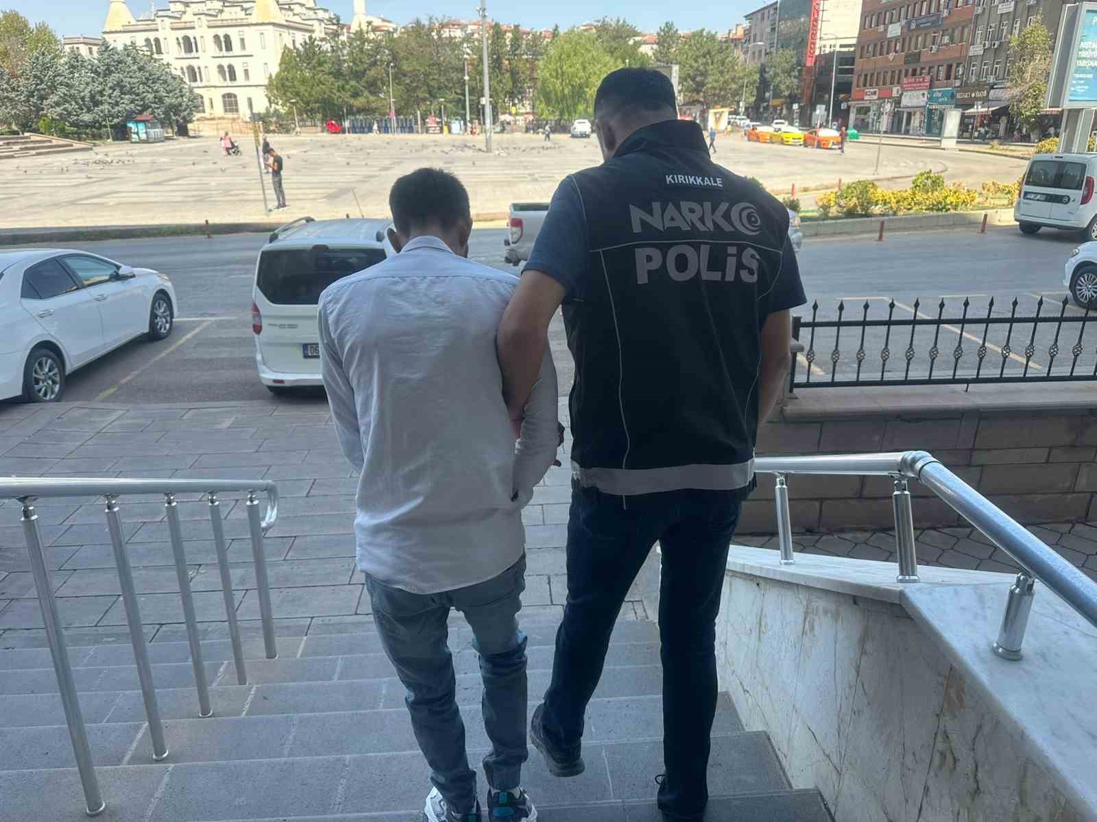 Uyuşturucu suçundan aranan 2 firari hükümlü yakalandı