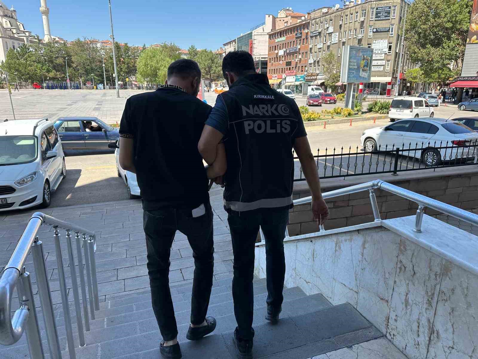 Uyuşturucu suçundan aranan 2 firari hükümlü yakalandı