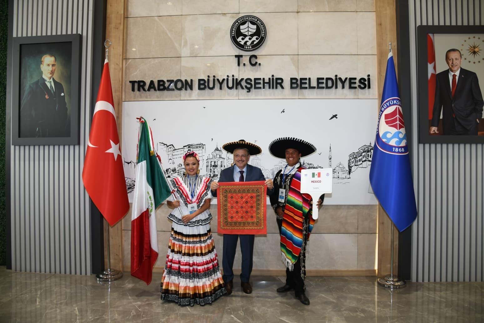 Başkan Gen&ccedil;, Uluslararası Horon Festivali&rsquo;nde d&uuml;nyaya mesaj verdi:
