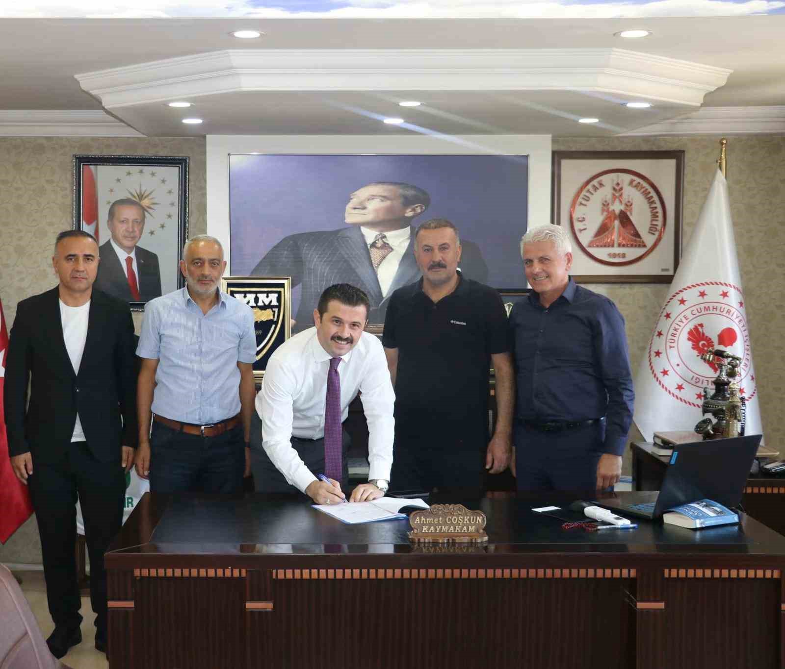 Tutak Kaymakamı Coşkun, y&uuml;zme havuzunda incelemelerde bulundu
