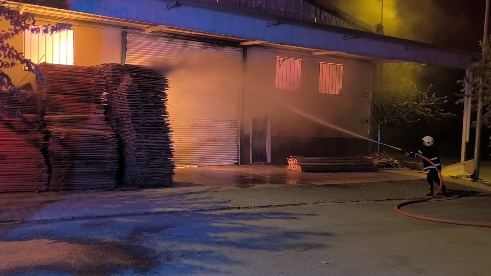 Mobilyacılar sitesindeki yangın söndürüldü