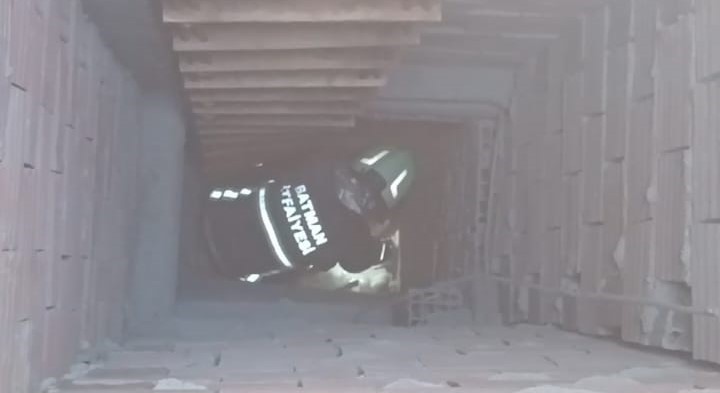 Batman Sanayi Sitesi’nde iş yerinin hava boşluğunda mahsur kalan kedi kurtarıldı