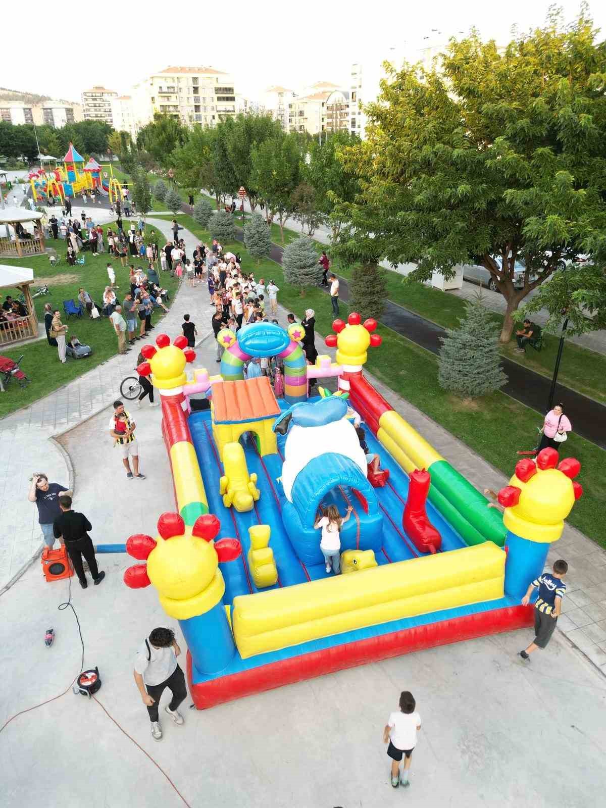 &Ccedil;&uuml;n&uuml;r yaz akşamı sinema etkinliğine yoğun ilgi
