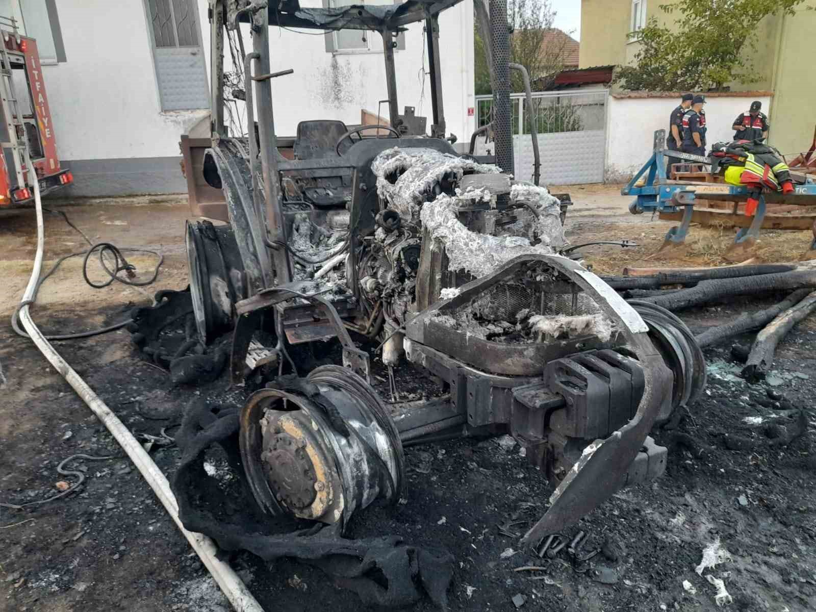 İvrindi&rsquo;de trakt&ouml;r yandı, geriye demir yığını kaldı
