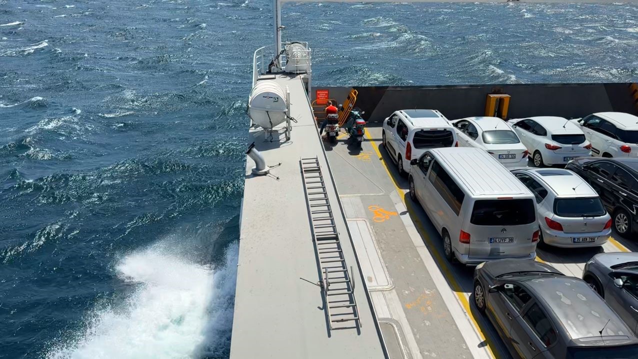 Marmara Denizi&rsquo;nde etkili olan poyraz deniz ulaşımında aksamalara neden oldu

