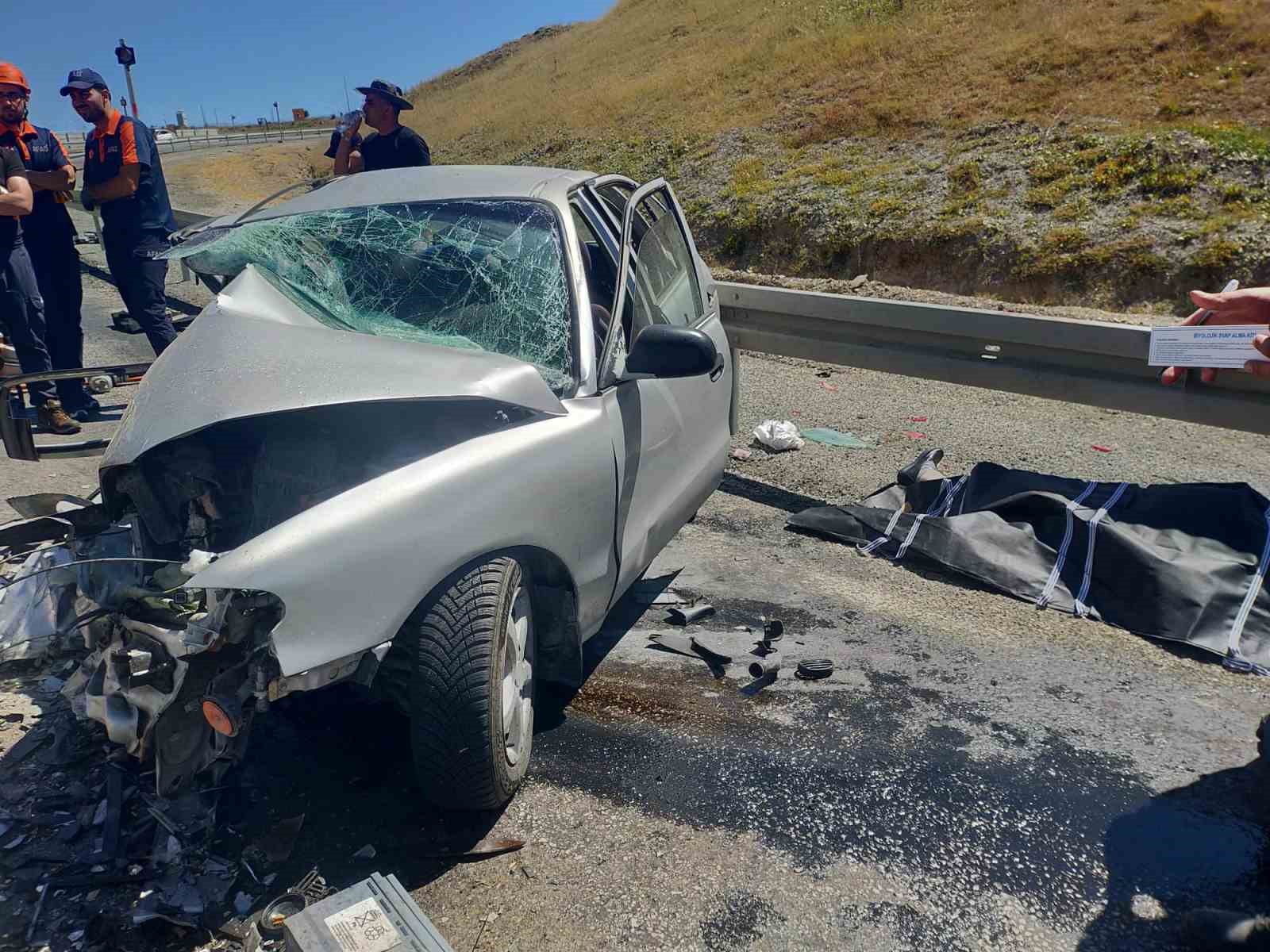 Erzincan&rsquo;da iki otomobil &ccedil;arpıştı: 3 kişi &ouml;ld&uuml;, 6 kişi yaralandı
