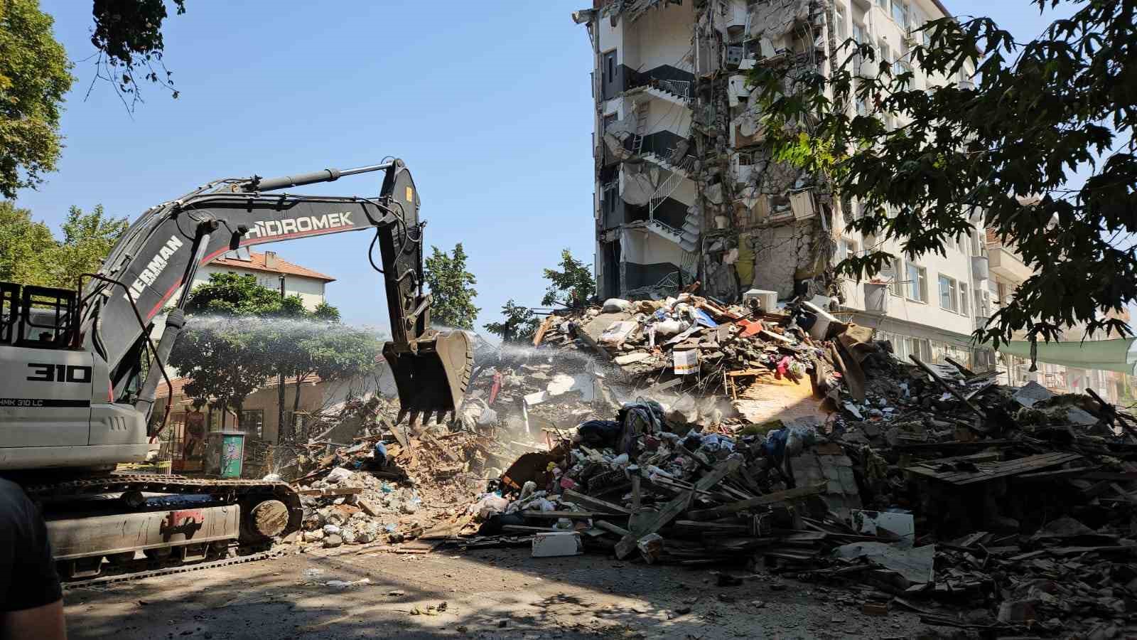 Sındırgı’da deprem sonrası hasarlı binaların yıkımına başlandı