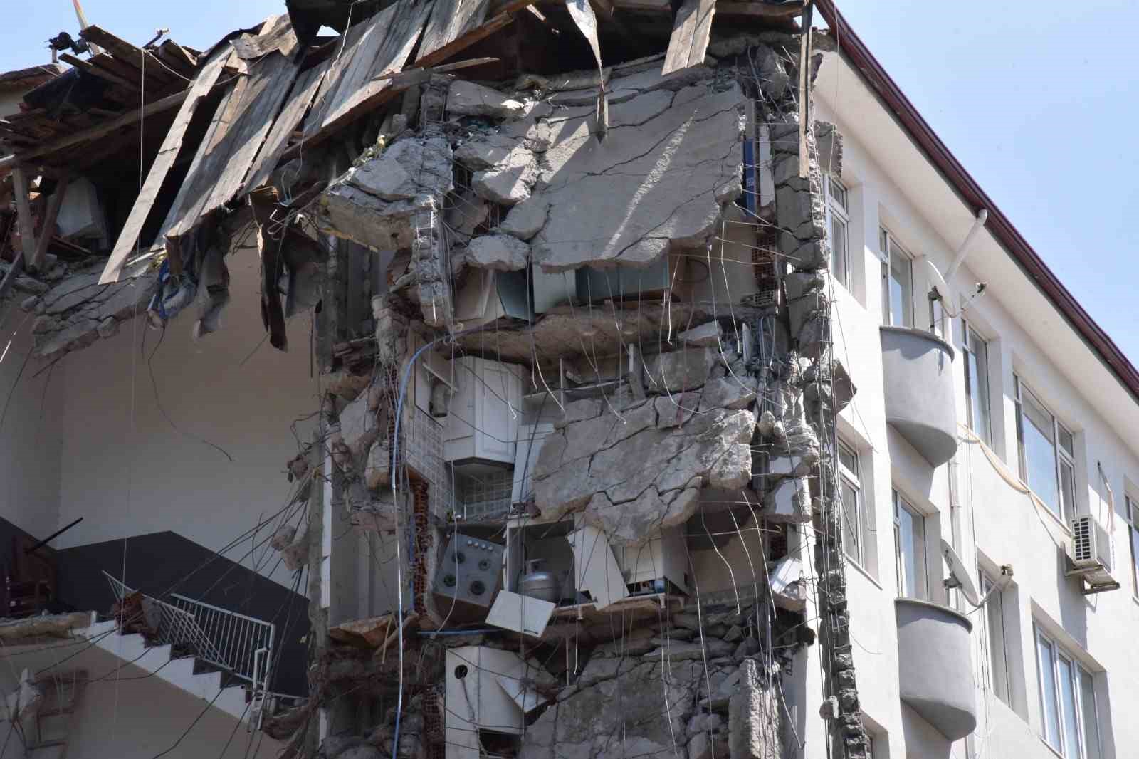 Sındırgı&rsquo;da deprem sonrası hasarlı binaların yıkımına başlandı
