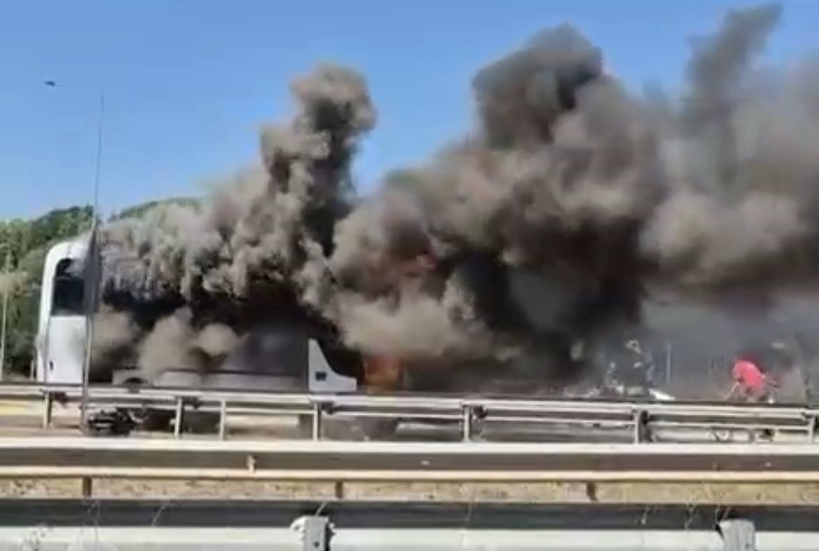Bolu&rsquo;da seyir halindeki midib&uuml;s alev alev yandı
