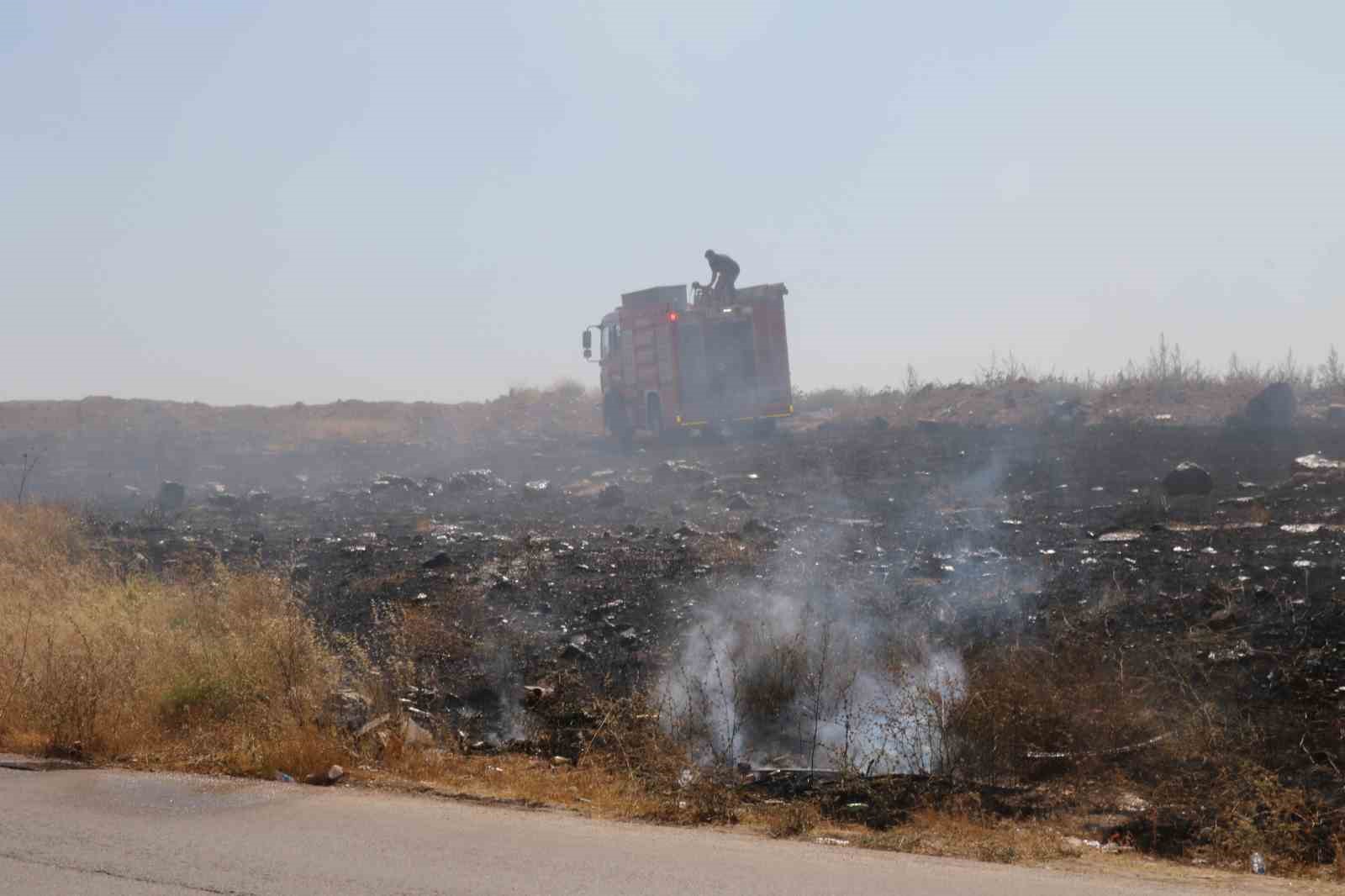 Boş arazide &ccedil;ıkan yangın yerleşim birimlerine sı&ccedil;ramadan s&ouml;nd&uuml;r&uuml;ld&uuml;
