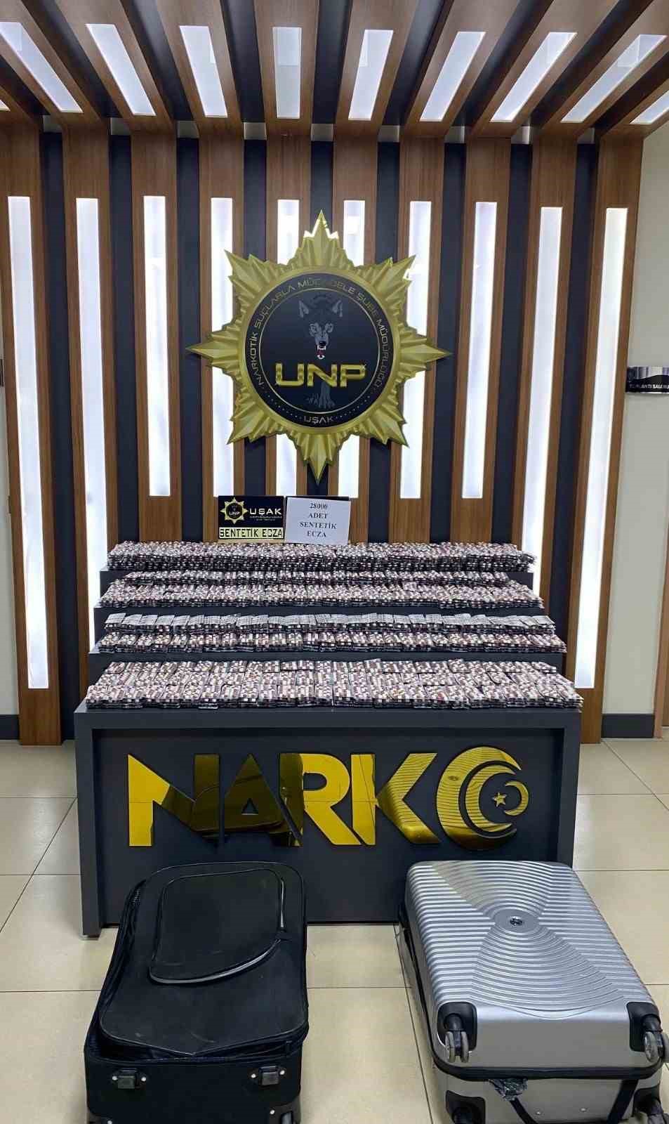 Uşak&rsquo;ta yolcu otob&uuml;s&uuml;nde 28 bin sentetik ecza ele ge&ccedil;irildi
