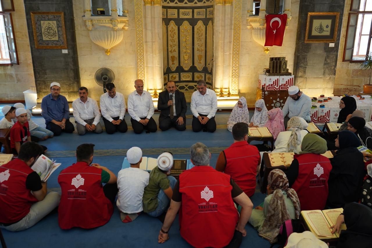 Gaziantep Vakıflar B&ouml;lge M&uuml;d&uuml;rl&uuml;ğ&uuml;&rsquo;nden Kur&rsquo;an kursu &ouml;ğrencilerine hediye
