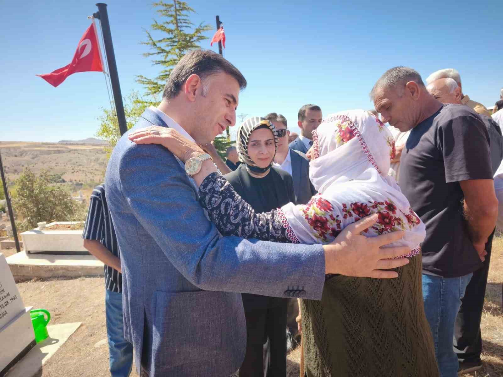 G&uuml;neybaşı Şehitleri dualarla anıldı
