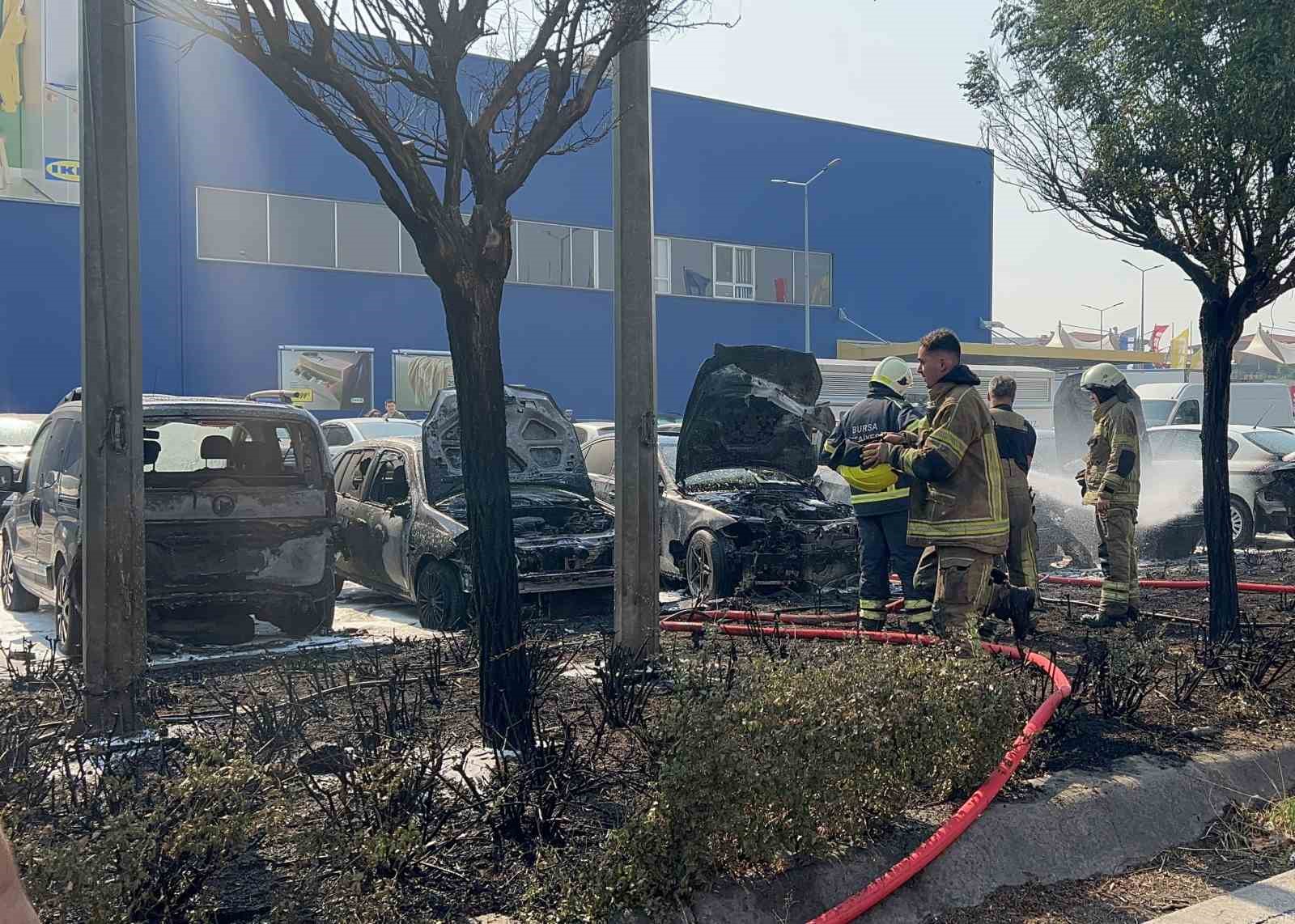 Bursa’da AVM otoparkında yangın: 6 araç kül oldu