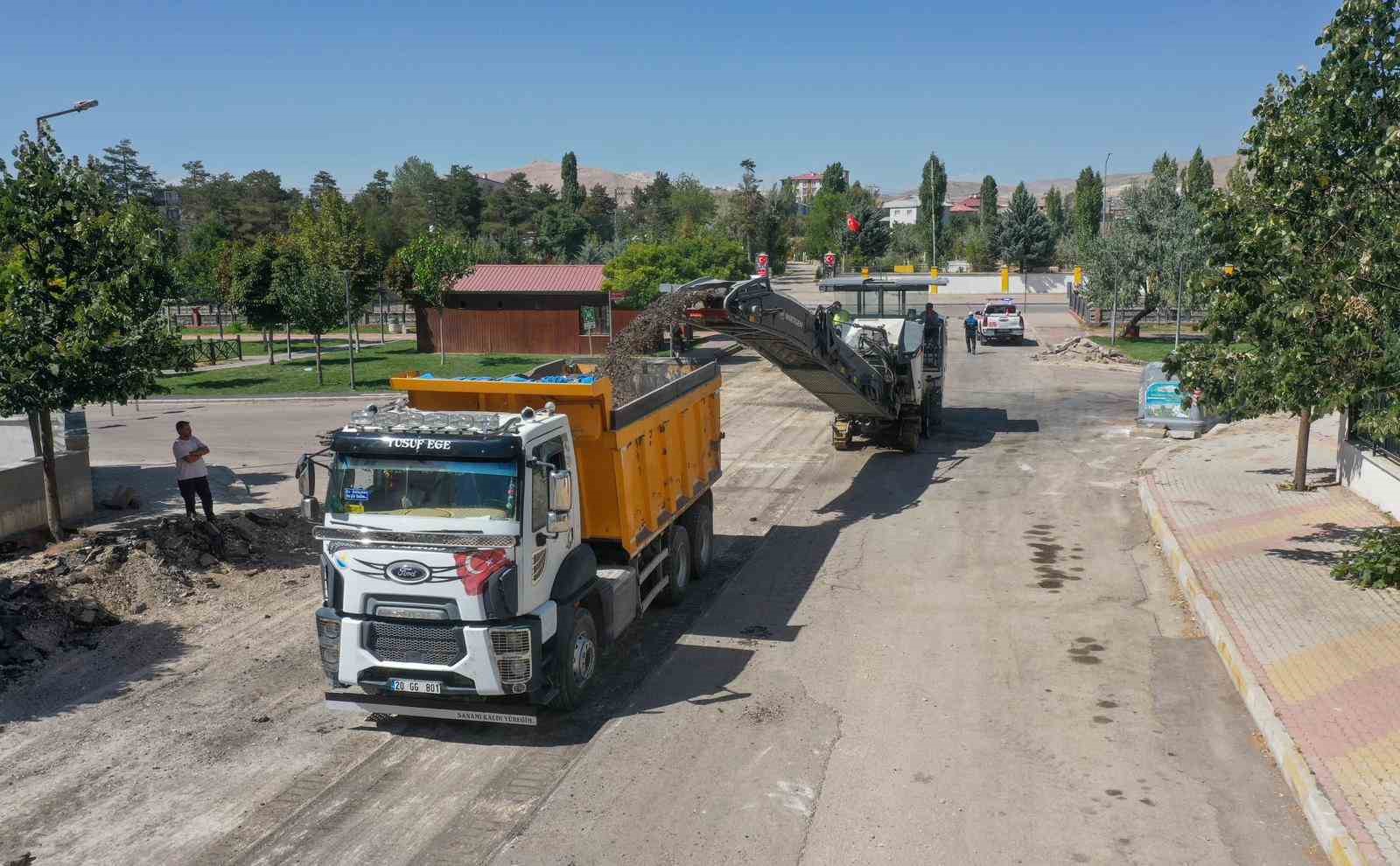 Van Büyükşehir Belediyesi Suvaroğlu Caddesi’nde çalışmalara başladı