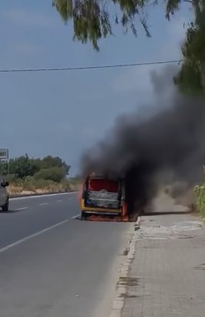 Alanya&rsquo;da seyir halindeki Fiat otomobil alev aldı
